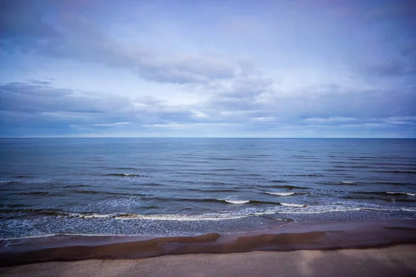 在清澈的海滩上形成的风暴云 有岩石和清澈的沙子 戏剧性的颜色 — 图库照片