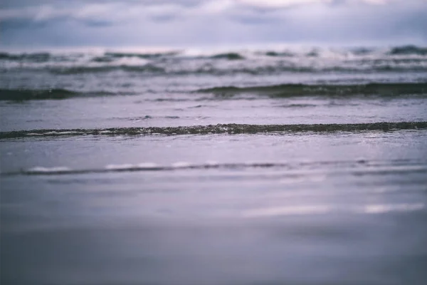 Molnen Över Havet Små Vågor Rena Vita Sandstrand Kort Skärpedjup — Stockfoto