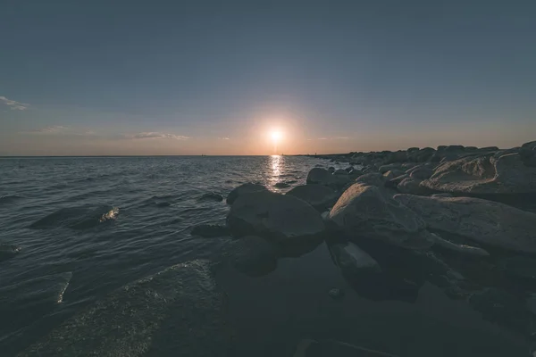 Панорамный Вид Море Летом Камнями Растениями Чистой Водой Солнечный День — стоковое фото