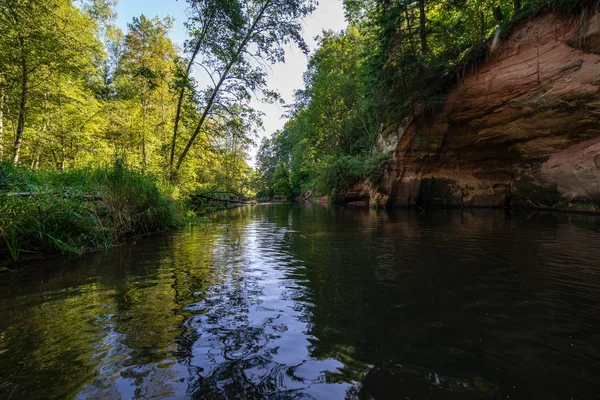 Journée Été Sur Eau Dans Une Rivière Calme Entourée Forêts — Photo