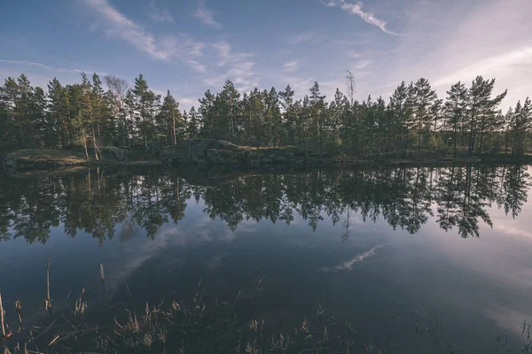 Färgsprakande Solnedgång Sjön Med Vatten Reflektioner Och Dramatiska Molnen Ovan — Stockfoto