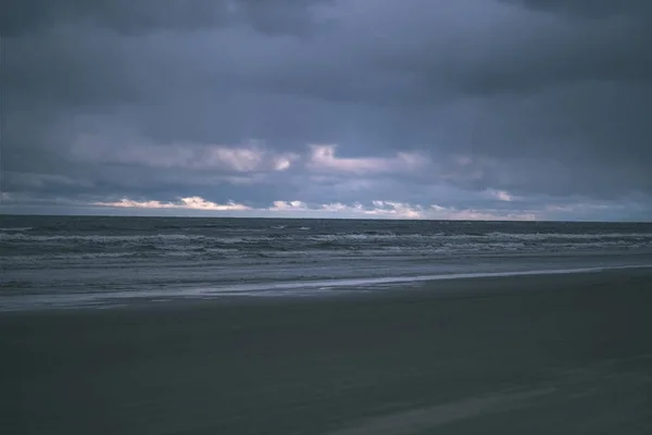 Chmury Burzowe Nad Morze Małe Fale Czystej Piaszczystej Plaży Płytkiej — Zdjęcie stockowe