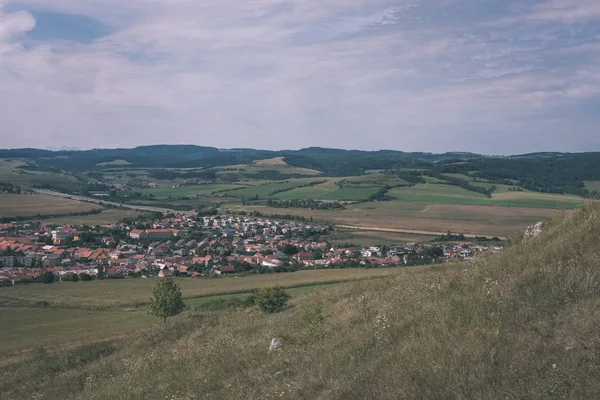 Dachy Miejscowości Kraju Słowacji Górami Tle — Zdjęcie stockowe