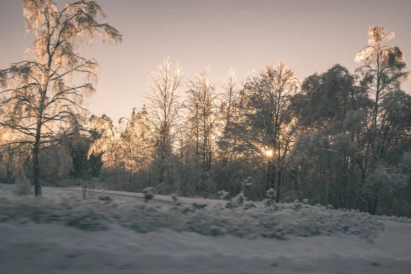タイヤ トラック ヴィンテージのレトロな外観と冬の田舎の雪と氷の覆われた道路 — ストック写真