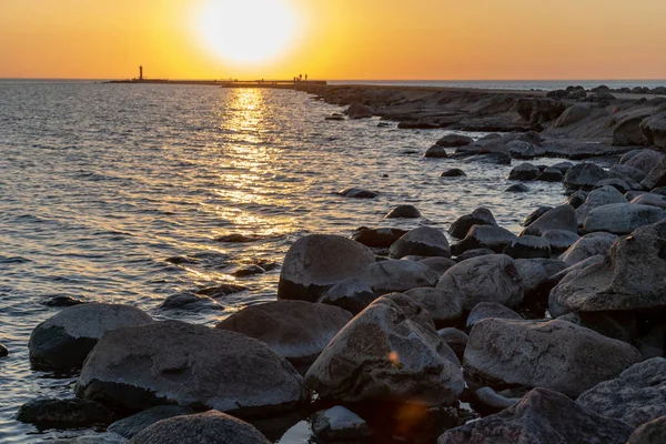 Vågbrytaren Havet Med Röd Fyr Slutet Vid Solnedgången — Stockfoto