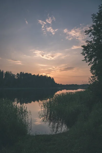 Vacker Utsikt Över Färgglada Solnedgången Över Sjön — Stockfoto