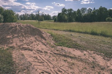 Soyut doku kum desen yakınındaki su vücut ile bazı bitkiler - retro vintage bak
