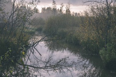 renkli sunset Bulvarında Göl su yansımaları ve dramatik fırtına bulutları yukarıdaki ile. geç akşam renkleri 
