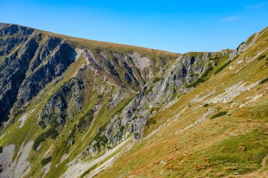 Uzak dağ çekirdek Slovakya'da Tatra mountain parkurları mavi gökyüzü ve yeşil bitki örtüsü ile açık sonbahar günü sis