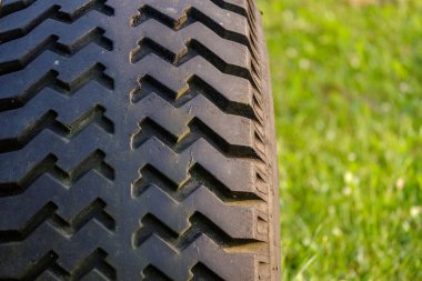 yeşil yaz saati bahçesinde yeşil kırsal lastik geçirilmiş eski traktör