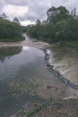 Slovakya dağ nehirde yeşil yaz saati 