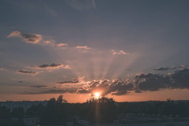 fırtına bulutları kırsal ve yollar - vintage bir retro görünüm olan alanlar üzerinde şekillendirme