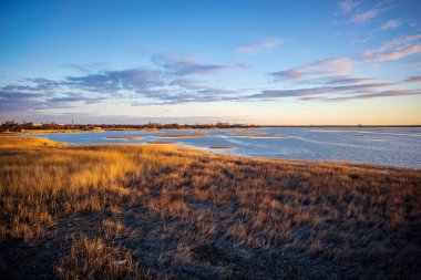 renkli dramatik kırmızı turuncu günbatımı sakin deniz yaz su yansımalar güneş yolu ile