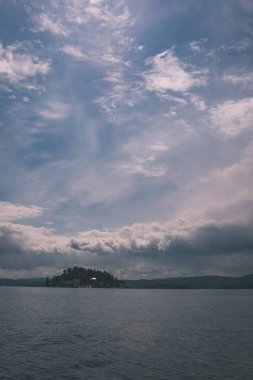 kayalık sahil şeridine Norveç'te kaç çam ağaçları ve mavi gökyüzü - vintage bir retro görünüm altında sakin su