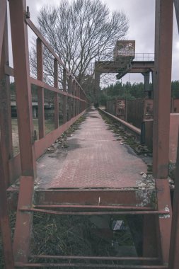 su üzerinde eski kırmızı metal köprü. Rusty detayları ve ups - vintage bir retro görünüm kapatın