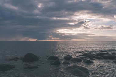 bulutlar ve sakin su ile deniz plaj manzarası. renkli sahne - vintage retro bak