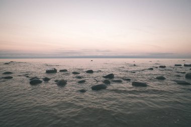 Kışın bol buz ve kar ile geç akşam içinde donmuş deniz yan beach panorama 