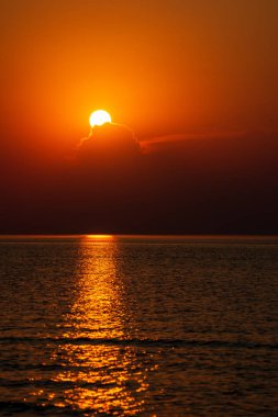 renkli dramatik kırmızı turuncu günbatımı sakin deniz yaz su yansımalar güneş yolu ile