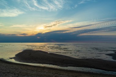 Baltık Denizi temiz su üzerinde sakin mavi günbatımı. düz ufuk çizgisi ve dalgalar su doku ile minimalist görüntü