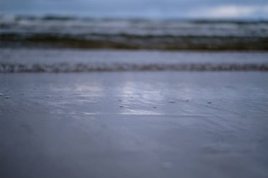 deniz üzerinde fırtına bulutları. temiz beyaz kum plaj üzerinde küçük dalgalar. sığ derinlik-in tarla 