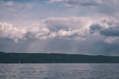 kayalık sahil şeridine Norveç'te kaç çam ağaçları ve mavi gökyüzü - vintage bir retro görünüm altında sakin su