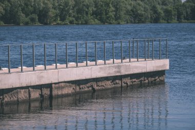 su yeşil yaz orman çevresinde göl - vintage bir retro görünüm ile ahşap ve kompozit malzeme ayak köprüden
