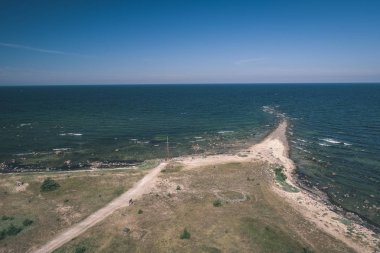 panoramik deniz plaj kayalar, bitkiler ve temiz su ile yaz aylarında güneşli gün - vintage bir retro görünüm görünümünde