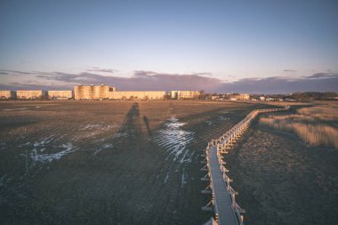 su yeşil yaz orman çevresinde göl ile ahşap ve kompozit malzeme ayak köprüden