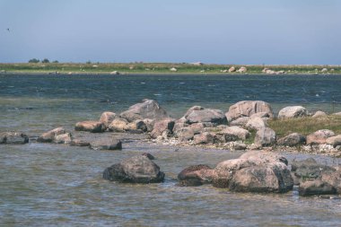 Su taşları ile deniz kıyısında görüntülemek
