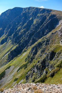 Uzak dağ çekirdek Slovakya'da Tatra mountain parkurları mavi gökyüzü ve yeşil bitki örtüsü ile açık sonbahar günü sis