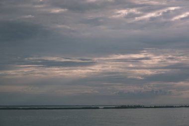 bulutlar ve sakin su ile deniz plaj manzarası. renkli sahne - vintage retro bak