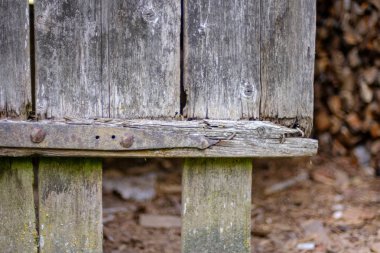 Countryside yaz eski ve metal ayrıntıları ile eski ahşap ahır detayları