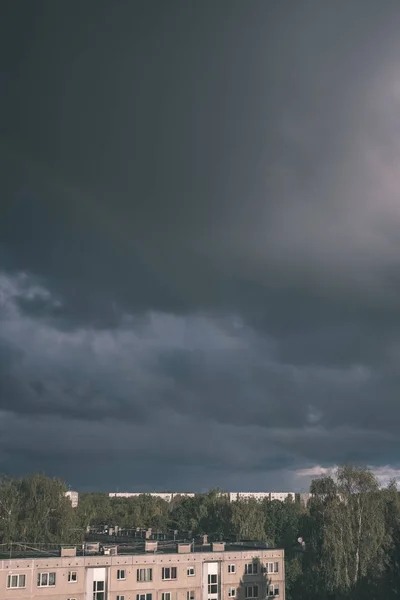 Dunkle Gewitterwolken Über Der Stadt Mit Regenbogen Und Stromleitungen — Stockfoto