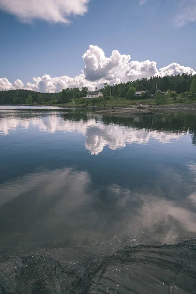 Rotsachtige Kustlijn Noorwegen Met Paar Pijnbomen Rustig Water Onder Blauwe — Stockfoto