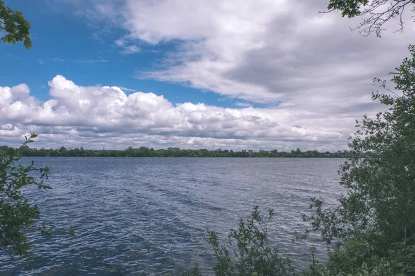 Lugn Sommardag Visa Vid Sjön Med Rent Vatten Och Vatten — Stockfoto