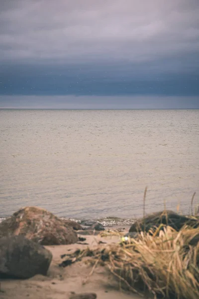 拉脱维亚的岩石海岸线 在深秋有流水和大石头 沉闷的颜色 复古复古外观 — 图库照片