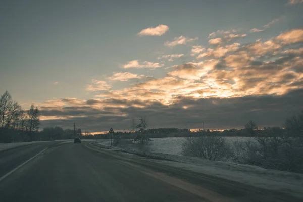 タイヤ トラック ヴィンテージのレトロな外観と冬の田舎の雪と氷の覆われた道路 — ストック写真