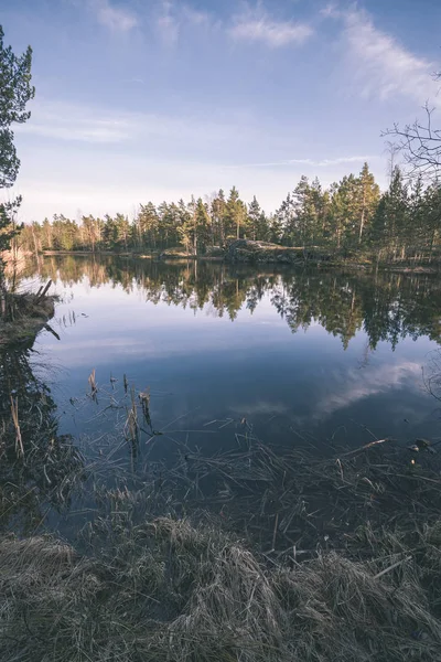 Barevný Západ Slunce Jezeře Odrazy Vody Dramatické Bouřkové Mraky Nad — Stock fotografie