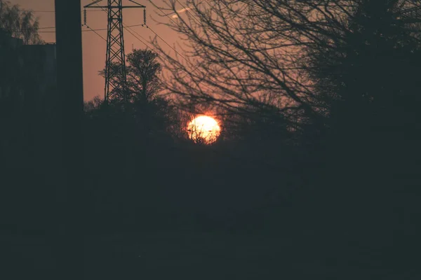 Pohled Západ Slunce Elektrické Napájecí Kabely Budovy — Stock fotografie