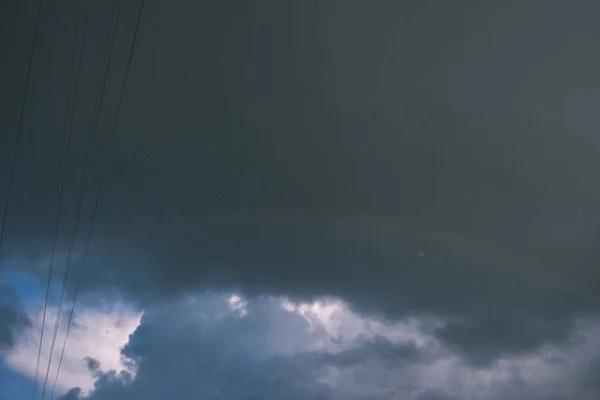 Nuvens Tempestade Escuras Sobre Cidade Com Fios Arco Íris Eletricidade — Fotografia de Stock