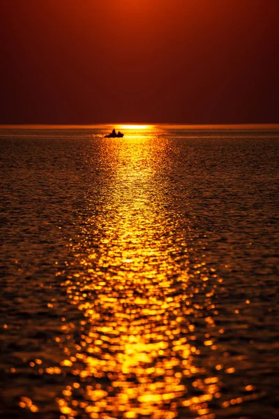 Dramático Vermelho Laranja Colorido Por Sol Sobre Mar Calmo Verão — Fotografia de Stock