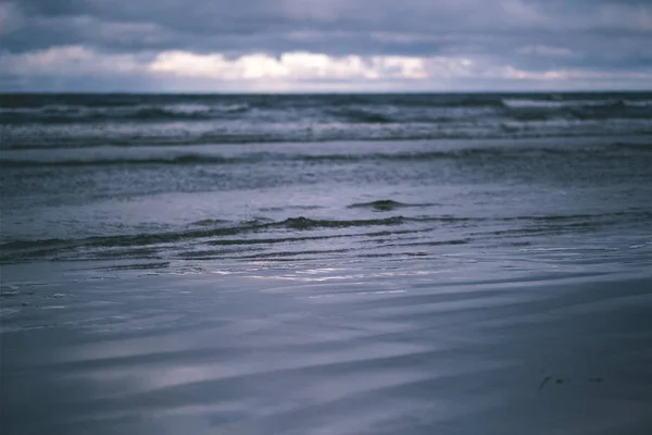 海の嵐の雲 きれいな白い砂のビーチで小さな波 浅い被写し界深度 ヴィンテージのレトロな外観 — ストック写真