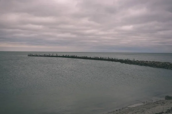 Skaliste Wybrzeże Łotwie Przepływu Wody Morzu Duże Skały Późną Jesienią — Zdjęcie stockowe
