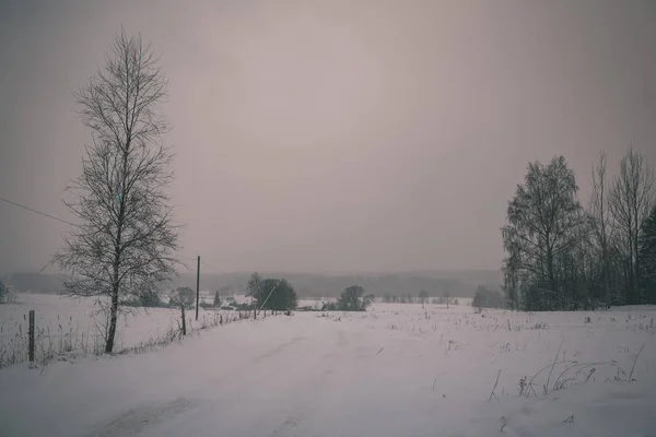 Χιόνι Και Τον Πάγο Καλυμμένα Δρόμο Στην Ύπαιθρο Χειμώνα Κομμάτια — Φωτογραφία Αρχείου