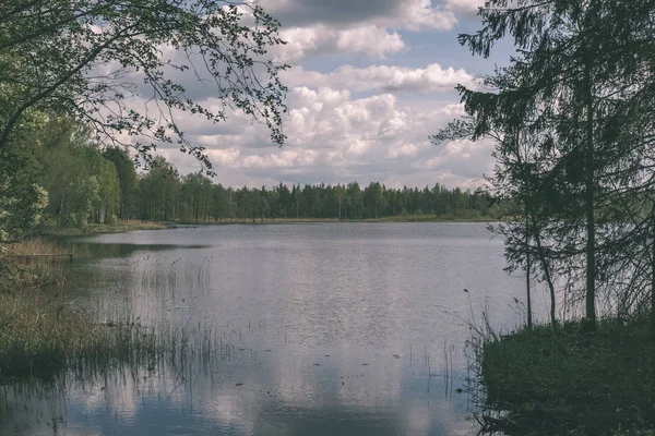 Färgsprakande Solnedgång Sjön Med Vatten Reflektioner Och Dramatiska Molnen Ovan — Stockfoto