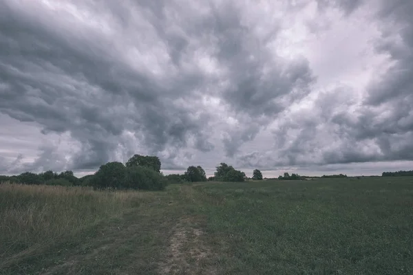 Gewitterwolken Bilden Sich Über Dem Land Und Feldern Mit Straßen — Stockfoto