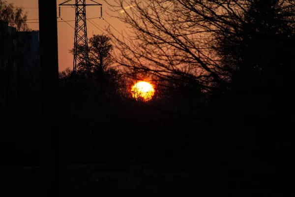 Pôr Sol Vermelho Com Pôr Sol Atrás Grandes Postes Eletricidade — Fotografia de Stock