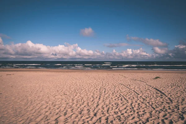 Sea Beach Skyline Clouds Calm Water Красочные Пейзажи Винтажный Ретро — стоковое фото