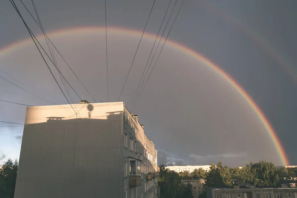 Temná Bouřková Mračna Nad Městem Rainbow Elektrické Dráty — Stock fotografie