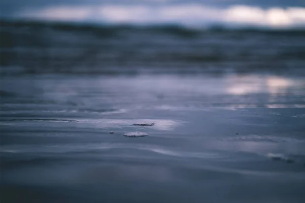 Nuvens Tempestade Sobre Mar Ondas Pequenas Praia Areia Branca Limpa — Fotografia de Stock